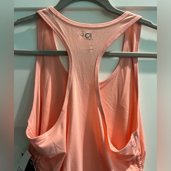 NWT Woman’s Small Gap Body Tank - Picture 2 of 3